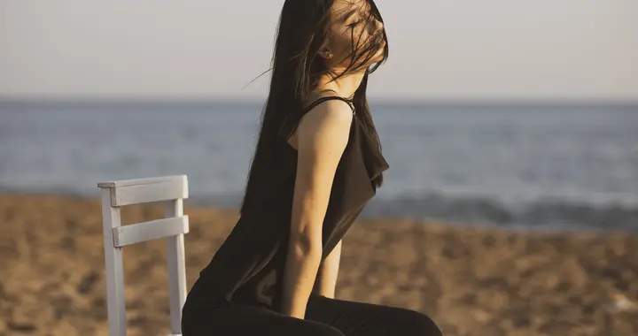 男人變心了，在婚外愛上別的女人，會有5種異常舉動
