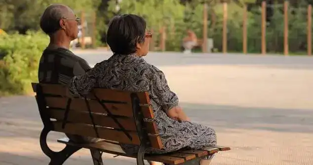 老人要明白:四個看似聰明,實則很掉價的行為,每一個都要扔掉