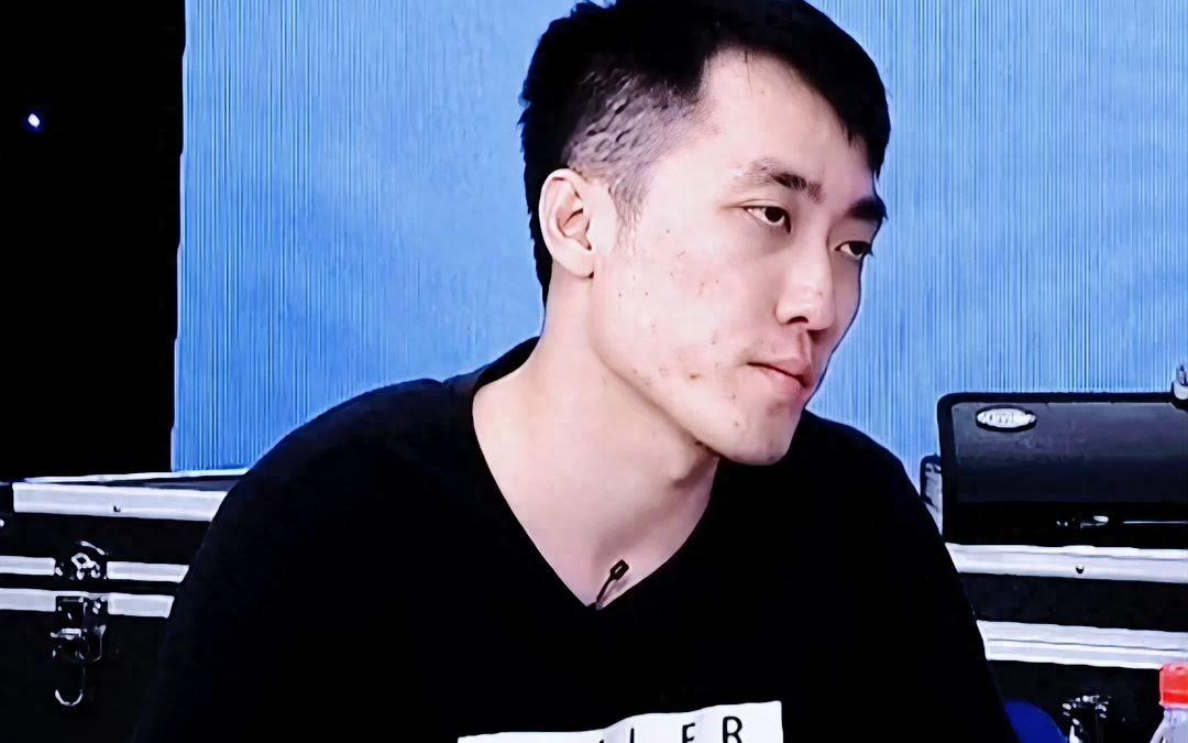 “口含明珠,進退自如”:王自如錯不在“舔”,而是又當又立