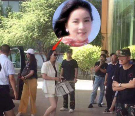 成龍妻子林鳳嬌短裙現身,大哥的女人,要犧牲多少才能保一個名分?