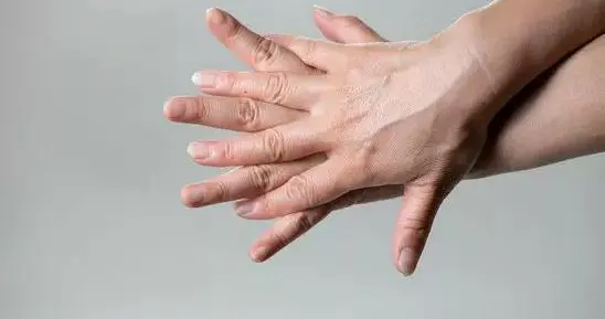 不按事實說事
