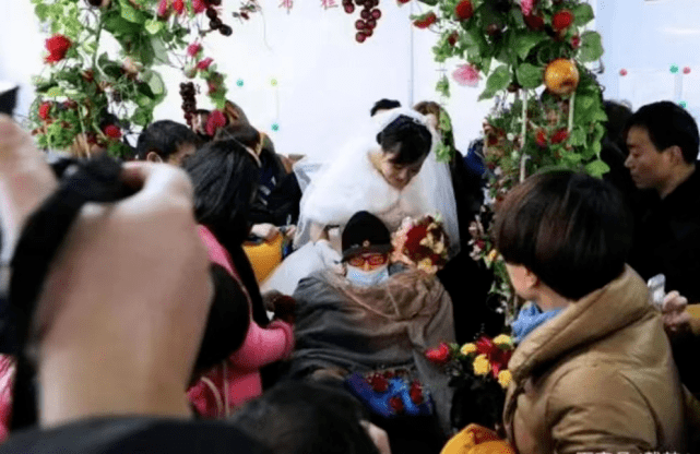 網戀半年,女子與患癌男友在醫院舉行婚禮,婚後17天,他去世了!